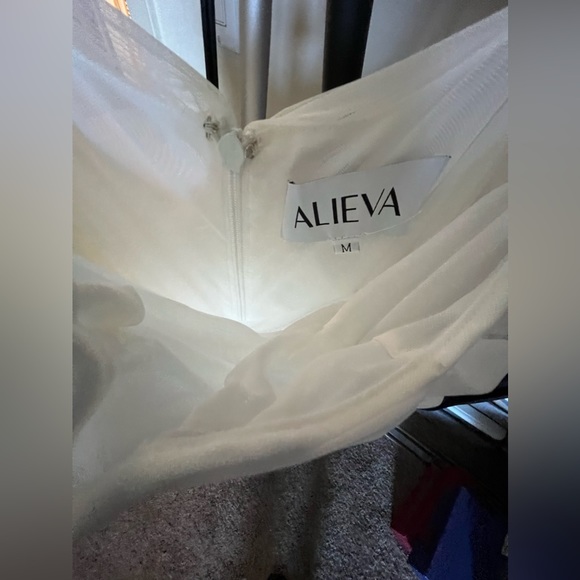 White cocktail dress semi new size M. - Picture 2 of 5